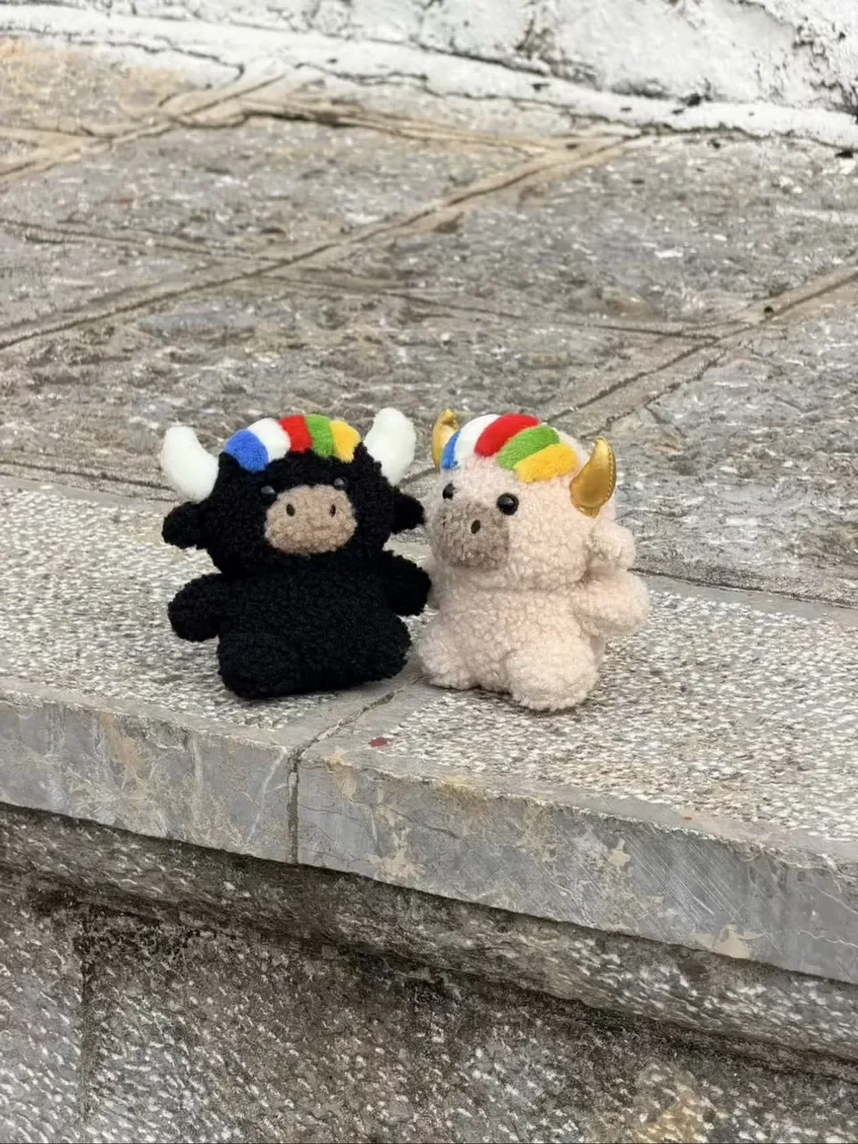 Tashi and Dele side by side on old stone steps — 石階上並排的扎西與德勒